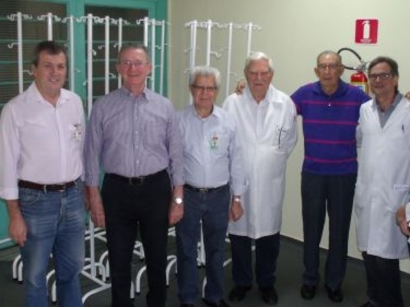 Santa Casa de Sertãozinho recebe doação de suportes para soro com pintura própria para UTI