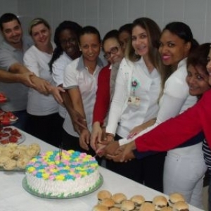 Em foco, colaboradores da Santa Casa que fizeram aniversário no mês de maio se confraternizam durante o café da manhã em sua homenagem
