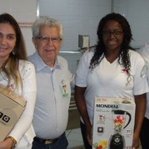 O Provedor da Santa Casa, Sr. José Carlos Simões e a administradora, Daniela Thomazini Moro entregaram os brindes aos dois colaboradores que foram agraciados através de sorteio. Parabéns