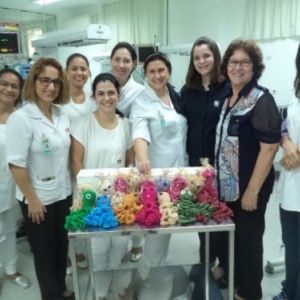 A coordenadora de enfermagem da Santa Casa de Sertãozinho, Liliane Passarelli e a equipe de enfermagem da UTI Neo Natal recebem a doação de polvos de crochê da munícipe Aline Heck Mafra e sua mãe, Natalina Ap. Heck