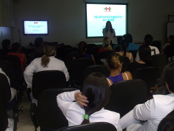 Gestantes assistem à palestra com a enfermeira, Adriana Recco sobre o desenvolvimento do bebê no 1º dia do terceiro curso de gestante do ano da Santa Casa de Sertãozinho