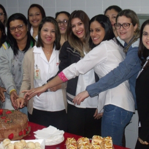 : Em foco, colaboradores da Santa Casa que fizeram aniversário no mês de julho se confraternizam durante o café da manhã em sua homenagem