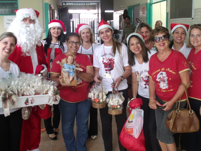 Menino Jesus e Papai Noel visitam pacientes e colaboradores da Santa Casa