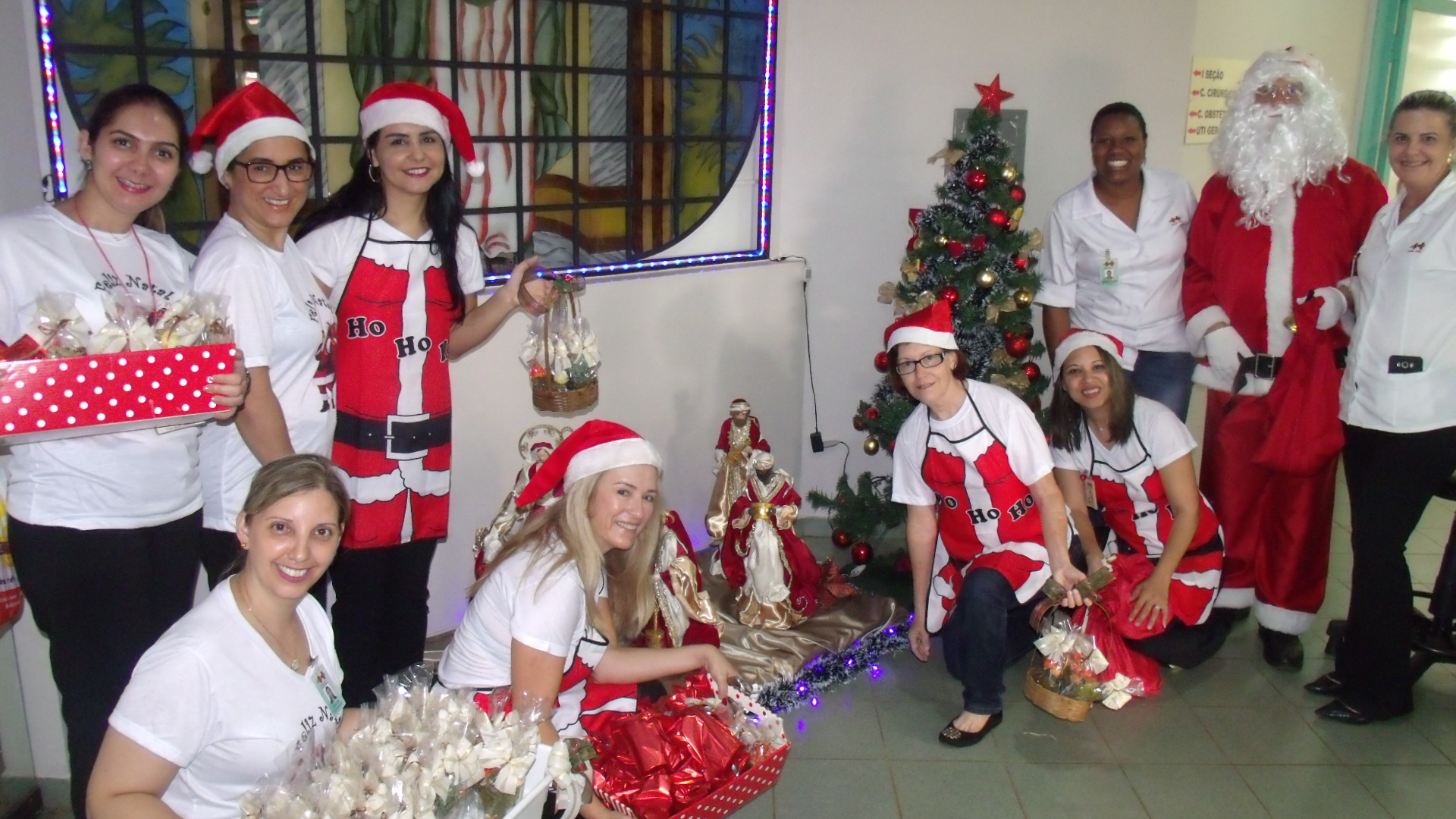 Menino Jesus e Papai Noel visitam pacientes e colaboradores da Santa Casa