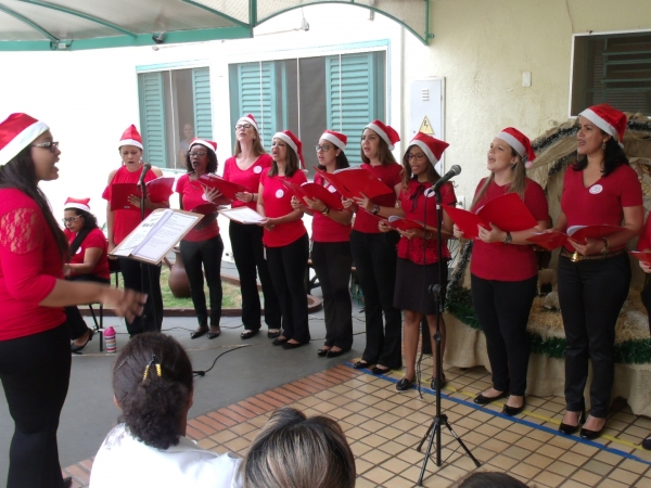 Coral de Natal da Santa Casa canta e encanta pacientes, acompanhantes e colaboradores levando amor, esperança e fé três dias antes do Natal