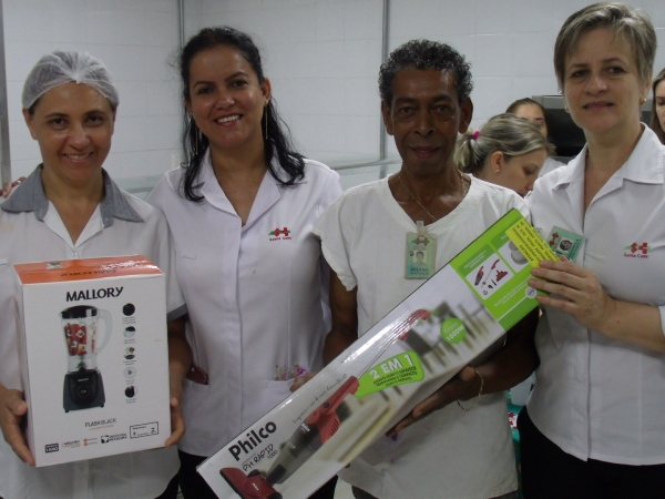 Daniela Thomazini Moro, Administradora da Santa Casa e a enfermeira, Zenaide de Lima entregaram os brindes aos aniversariantes, sorteados pelo GTH e adquiridos todos os meses através de uma contribuição dos membros da Irmandade 