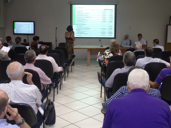 Membros da Irmandade da Santa Casa atentos ao Relatório Administrativo desenvolvido durante todo o ano passado apresentado pela contadora do hospital, Solange de Cássia Martins