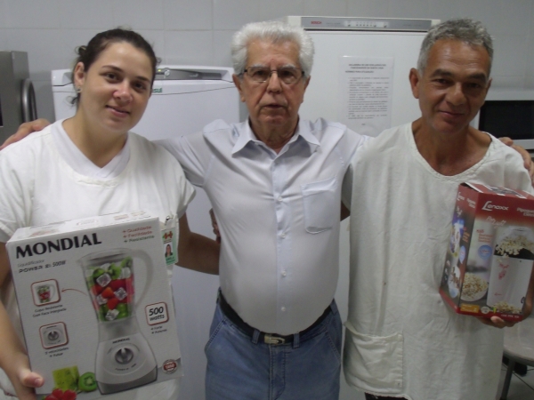 Sr. José Carlos Simões, provedor da Santa Casa entrega os brindes aos aniversariantes, sorteados pelo GTH e adquiridos todos os meses através de uma contribuição dos membros da Irmandade