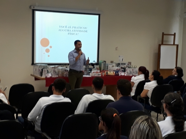 Colaboradores da Santa Casa de Sertãozinho assistem a uma palestra sobre “Como se preparar para um futuro saudável” com o Profissional de Educação Física, Junior Godinho durante a SIPAT 2018