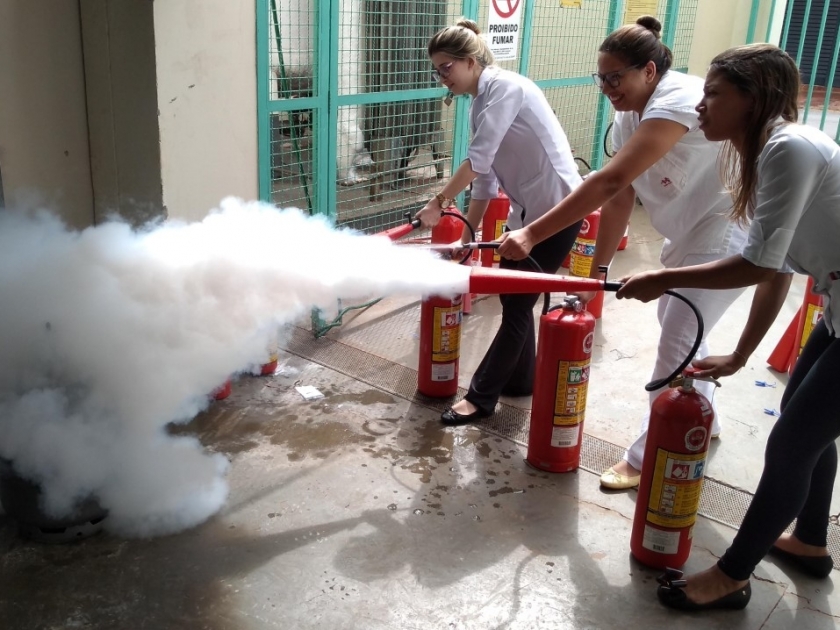 Santa Casa de Sertãozinho realiza treinamento prático para brigadistas