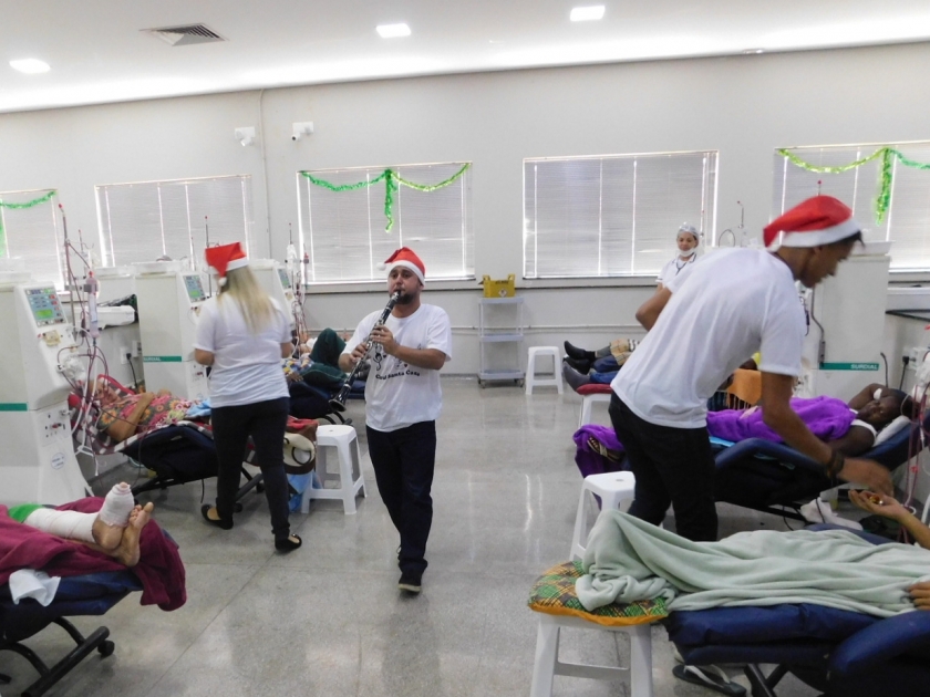Coral da Santa Casa se apresenta na clínica Renals 