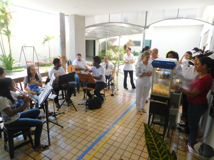 Santa Casa de Sertãozinho recebe alunos e professores da Instituição Aparecido Savegnago para apresentação de percussão e sopro 