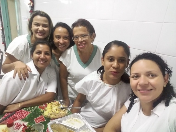 Funcionários da Santa Casa de Sertãozinho que estavam de plantão na noite do dia 24 de dezembro, véspera de Natal ganharam uma linda surpresa, uma deliciosa ceia, recheada de comidas gostosas especialmente preparadas pela Unidade de Alimentação e Nutrição