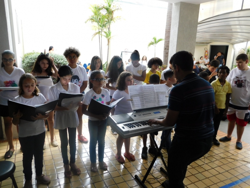 Santa Casa de Sertãozinho recebe Associação Amigos do Projeto Guri para apresentação de percussão, sopro e coral