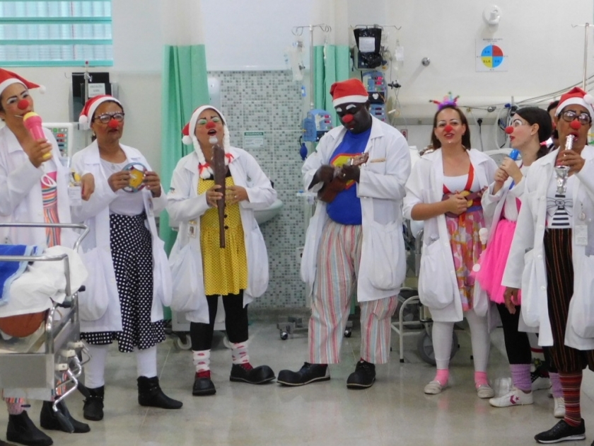 “Doutores Palhaços” divertem pacientes e familiares na Santa Casa de Sertãozinho