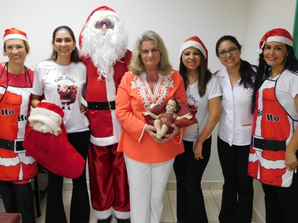 Colaboradores e pacientes da Santa Casa recebem a visita do menino Jesus e do Papai Noel na manhã de sexta-feira, dia 21 /Josiane Cunha