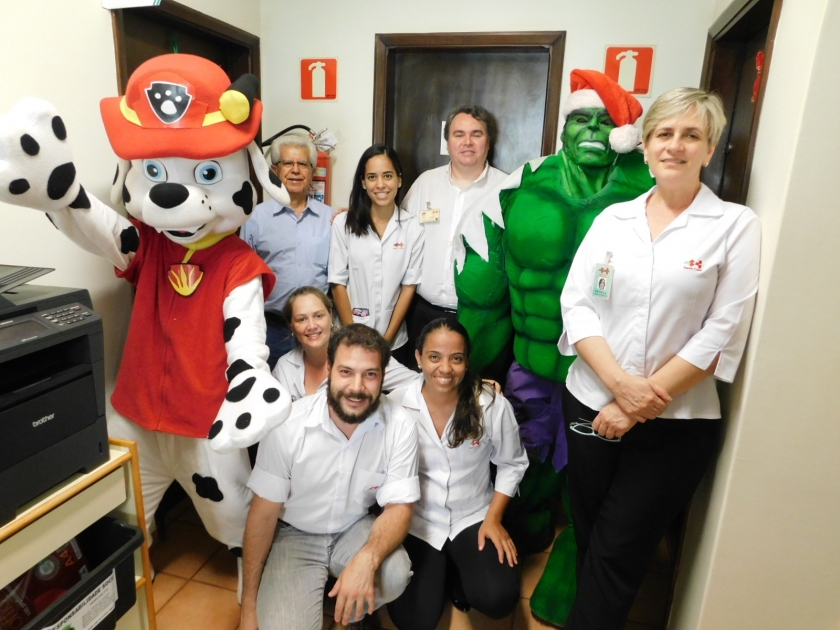 Personagens do incrível Hulk e Mashall da Patrulha Canina visitam Santa Casa de Sertãozinho 