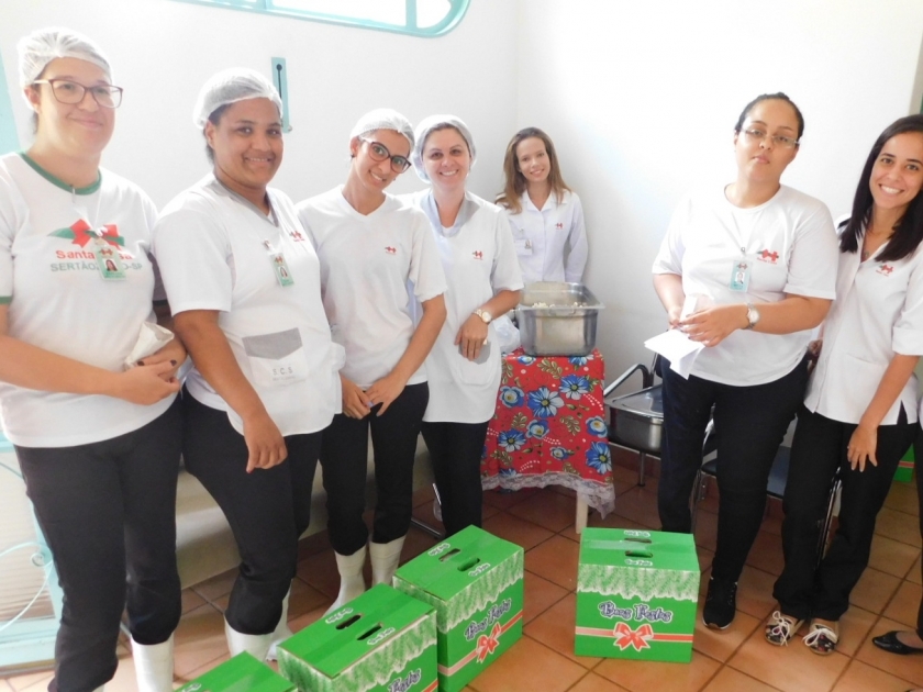 Colaboradores da Santa Casa de Sertãozinho recebem cesta natalina