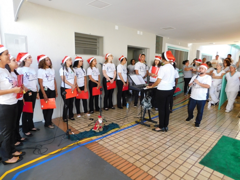 Coral formado por funcionários da Santa Casa e voluntários se apresenta e emociona pacientes do hospital 