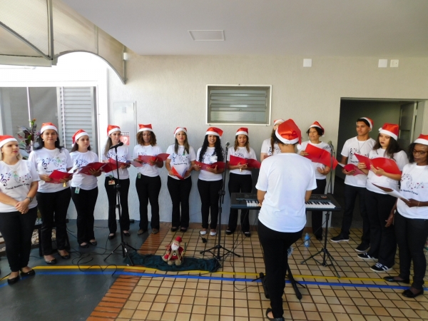 Coral da Santa Casa, formado por colaboradores e voluntários faz linda apresentação emocionando e encantando pacientes e familiares na manhã desta quinta-feira