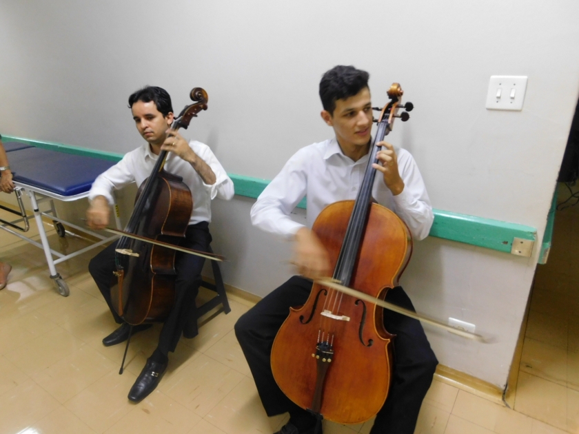 Santa Casa de Sertãozinho recebe grupo “Sinfonia da Paz” para apresentação durante comemorações natalinas 