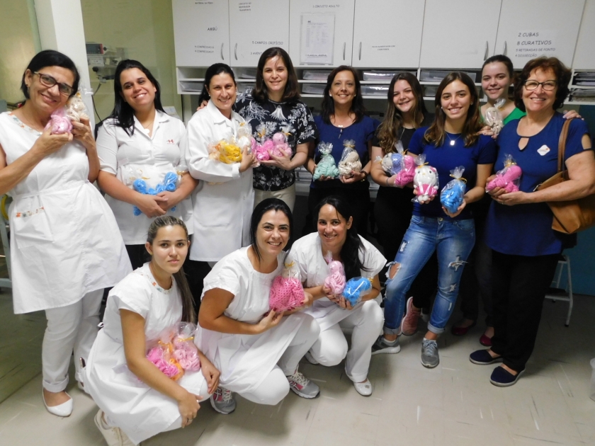 Presente de Natal: bebês da UTI Neo Natal da Santa Casa recebem doação de polvos de crochê 