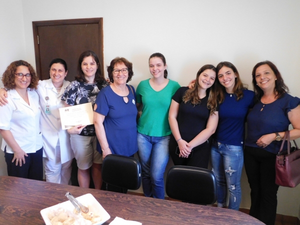 Para agradecer ao belo gesto da Aline, que esteve presente com seus familiares a Santa Casa ofereceu um coffee break e entregou um certificado em reconhecimento e agradecimento à voluntária / FOTOS: Josiane Cunha