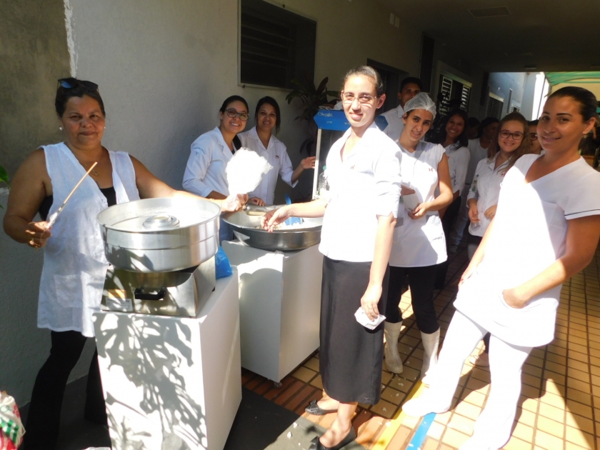 Colaboradores, pacientes e acompanhantes ganham pipoca e algodão doce no 2º dia da Semana de Humanização na Santa Casa de Sertãozinho