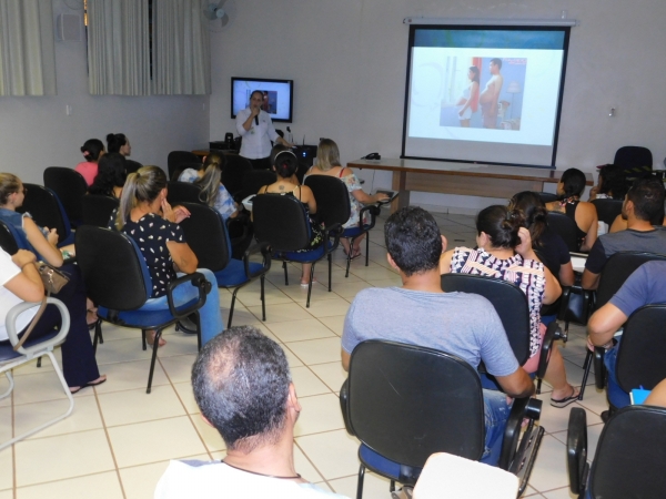 Gestantes e seus acompanhantes assistem à palestra sobre gestação e parto com a enfermeira Adriana Recco no 1º dia do curso de gestantes da Santa Casa de Sertãozinho /FOTOS: Josiane Cunha