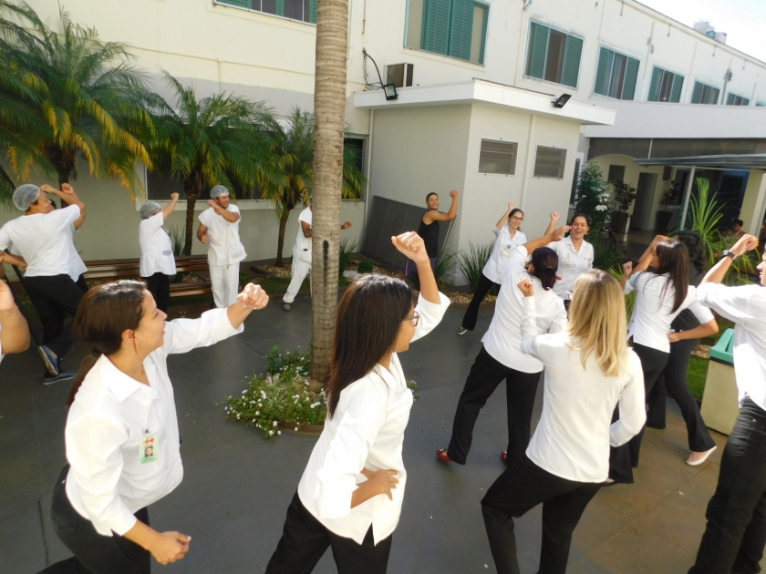 Semana de Humanização na Santa Casa de Sertãozinho começa com ginástica laboral entre colaboradores