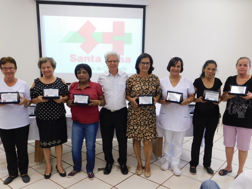 Santa Casa de Sertãozinho homenageia funcionários com mais de 25 anos de trabalho