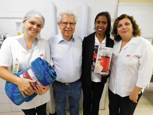 Dois aniversariantes receberam os brindes sorteados pelo CIH, adquiridos todos os meses através de uma contribuição dos membros da Irmandade / FOTOS: Josiane Cunha