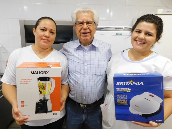 Dois aniversariantes receberam os brindes sorteados pelo GTH e adquiridos todos os meses através de uma contribuição dos membros da Irmandade / FOTOS: Josiane Cunha