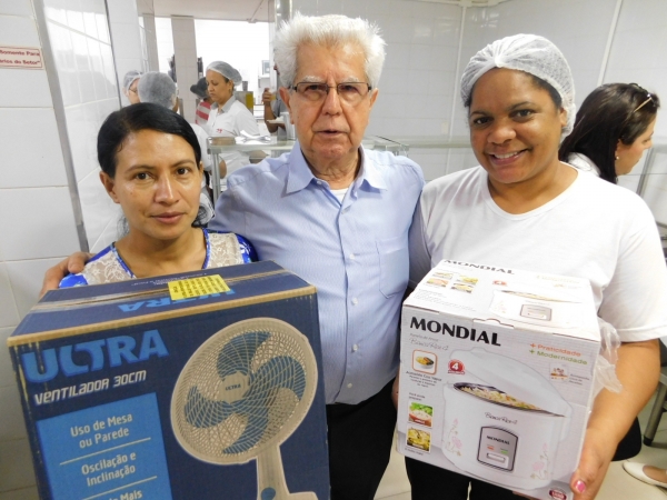 Dois aniversariantes receberam os brindes sorteados pelo CIH, adquiridos todos os meses através de uma contribuição dos membros da Irmandade / FOTOS: Josiane Cunha