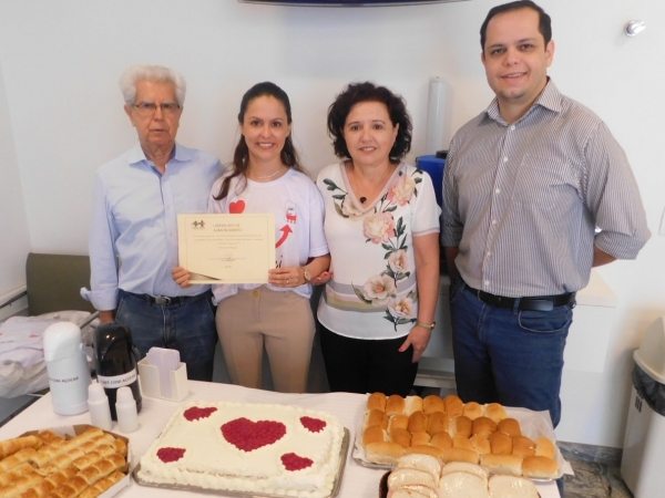 O Provedor da Santa Casa, Sr. José Carlos Simões, acompanhado pelo administrador do Banco de Sangue, Marcelo entregou um ofício em agradecimento à Amarelinha pelo apoio à campanha de doação de sangue, com o patrocínio das 60 camisetas / FOTOS: Josiane Cun