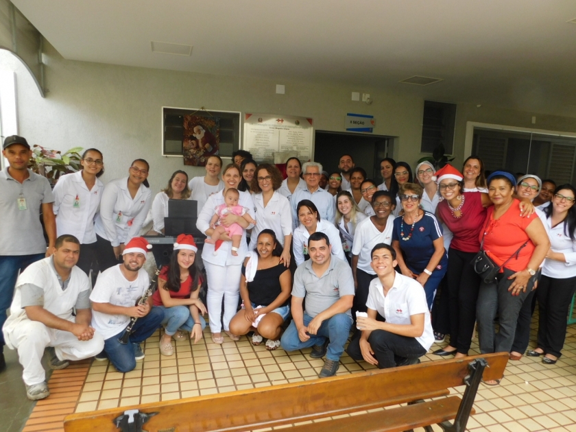 Grupo formado pela professora de música, Rita Nascimento se apresenta e emociona pacientes da Santa Casa