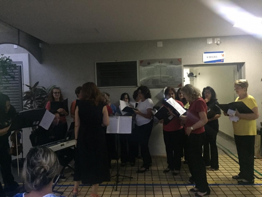 Coral Vivace alegra noite de colaboradores e pacientes na Santa Casa de Sertãozinho 