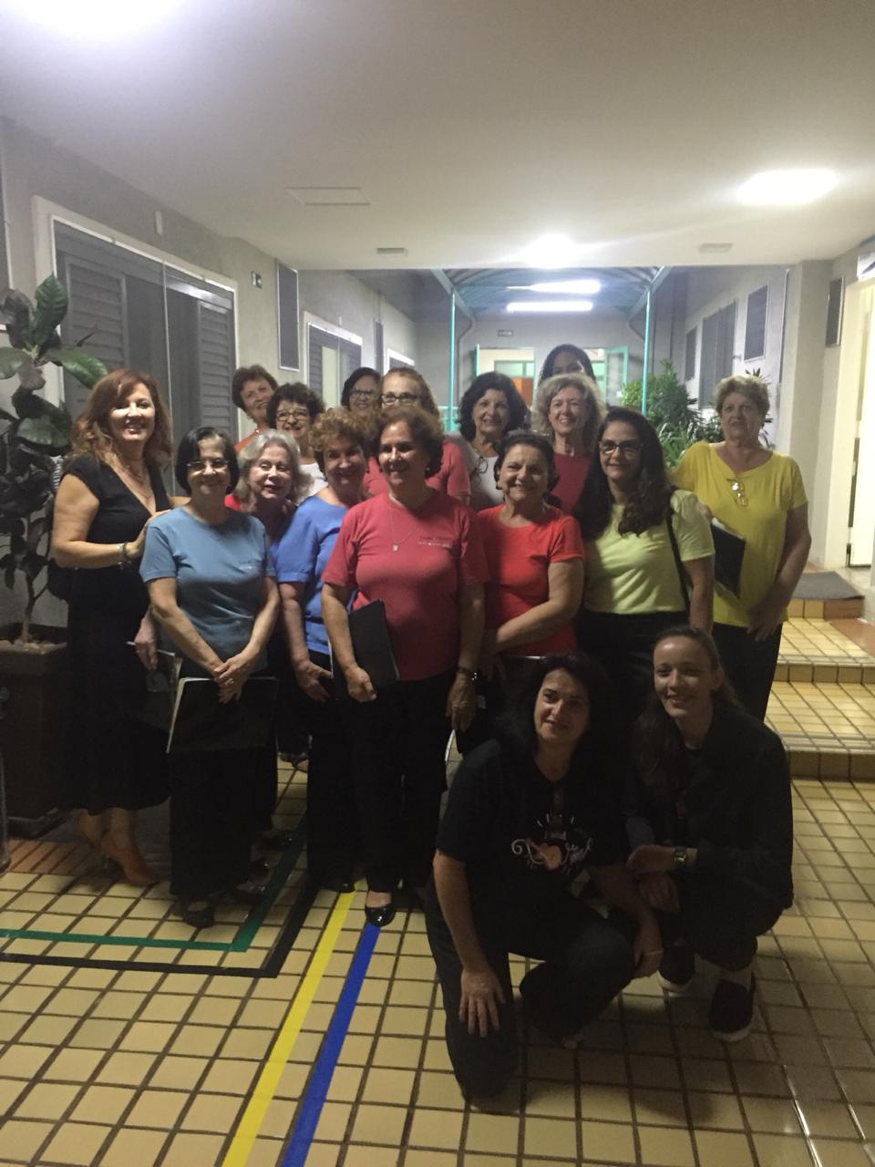 Coral Vivace alegra noite de colaboradores e pacientes na Santa Casa de Sertãozinho 