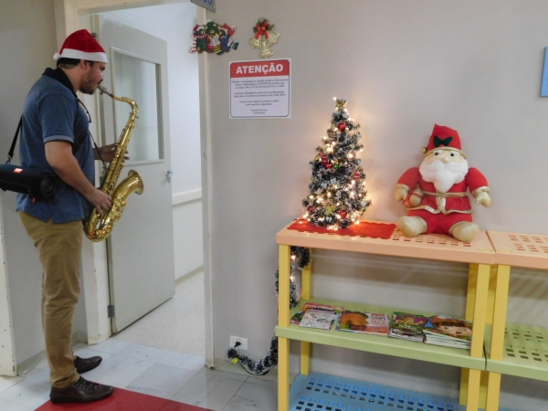 Saxofonista Junior Barbosa dá show de emoção e desperta o espírito do Natal nos colaboradores, pacientes e familiares durante apresentação na Santa Casa / Fotos: Josiane Cunha