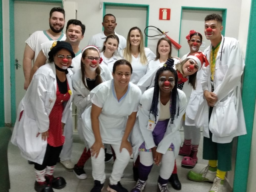 “Doutores Palhaços” divertem pacientes e familiares na Santa Casa de Sertãozinho 