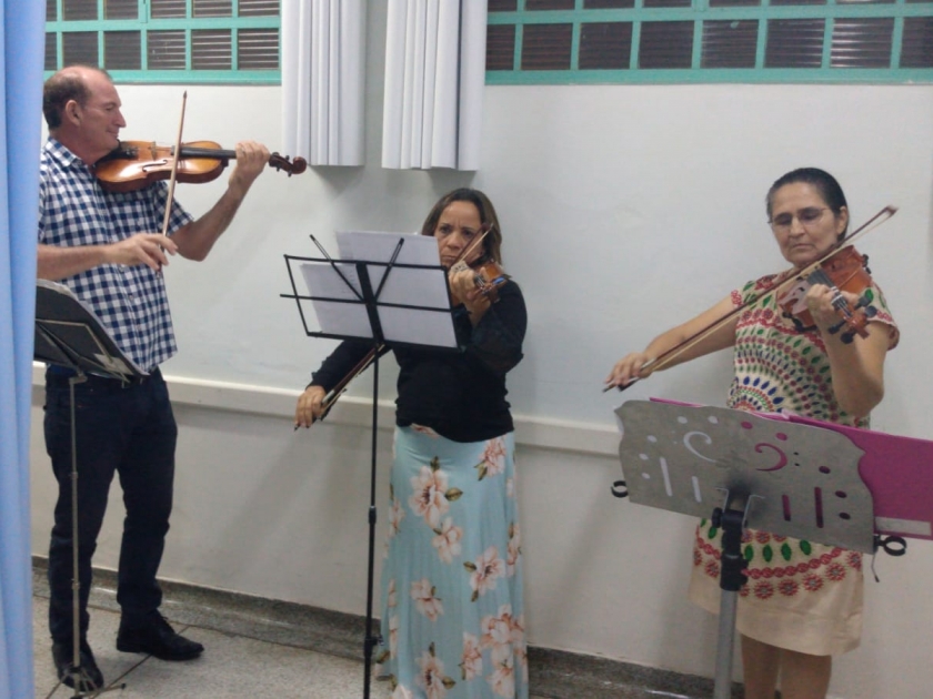 Roberto Bizio e alunas dão um show de violino na Santa Casa de Sertãozinho