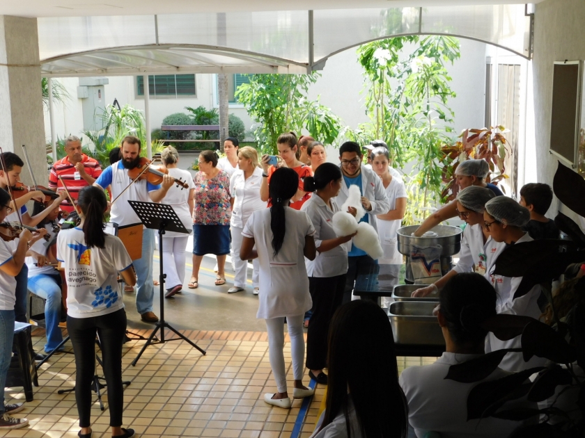 Apresentação de alunos e professores da Instituição Aparecido Savegnago inicia comemorações natalinas na Santa Casa de Sertãozinho