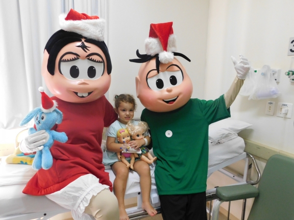 Colaboradores, pacientes e familiares da Santa Casa recebem a visita dos personagens da Mônica e do Cebolinha / Fotos: Josiane Cunha