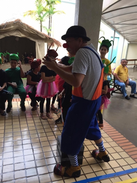 Palhaços do Grupo Dalapagarapa divertem colaboradores, pacientes e familiares da Santa Casa na manhã de quarta-feira. Ação integra o cronograma de comemorações natalinas preparado pelo hospital / Josiane Cunha