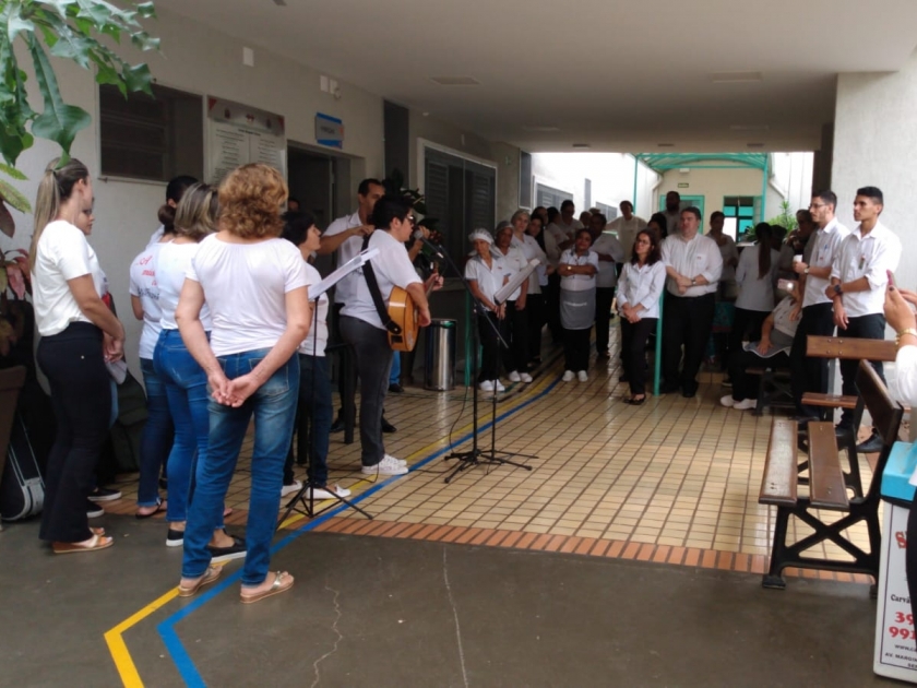 Grupo Amor e Canção se apresenta e emociona pacientes da Santa Casa