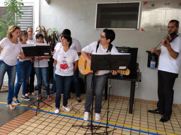 Grupo Amor e Canção formado por voluntários encantou e emocionou os pacientes e colaboradores durante apresentação na Santa Casa / Fotos: Josiane Cunha