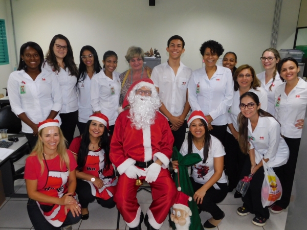 Colaboradores e pacientes da Santa Casa recebem a visita do menino Jesus e do Papai Noel na manhã de sexta-feira, dia 20 / FOTOS: Josiane Cunha