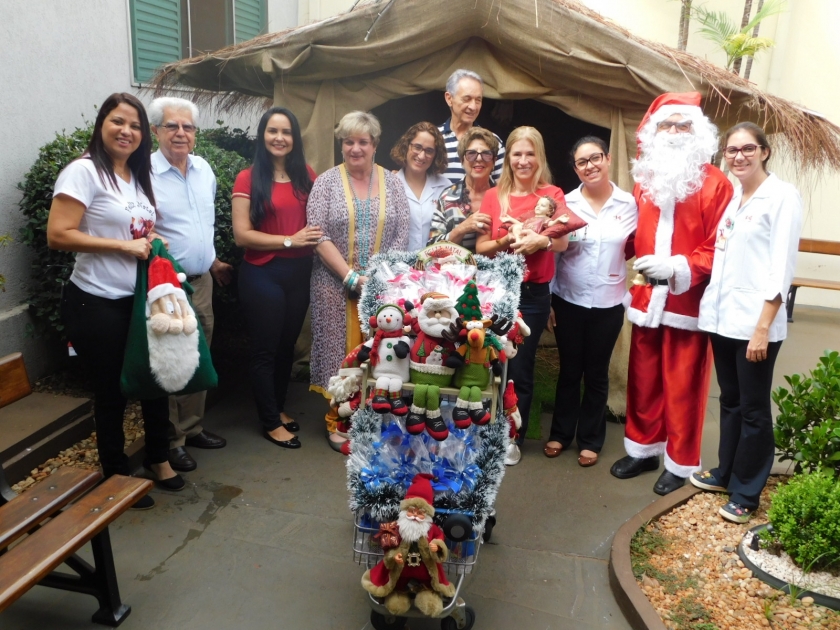 Menino Jesus e Papai Noel visitam Santa Casa de Sertãozinho 