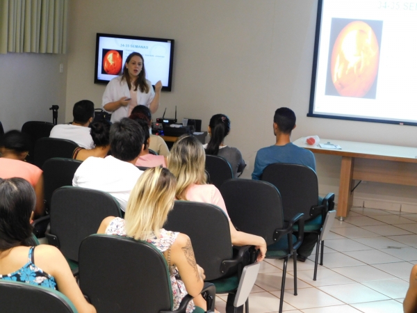 Gestantes e seus acompanhantes assistem à palestra sobre gestação e parto com a enfermeira Adriana Recco no 1º dia do curso de gestantes da Santa Casa de Sertãozinho - FOTO: Josiane Cunha