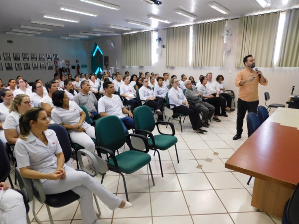Médico infectologista da Santa Casa, Dr. Lucas Barbosa Agra esclarece dúvidas sobre o coronavírus (covid-19) em palestra apresentada aos profissionais de saúde do hospital. Fotos: Josiane Cunha